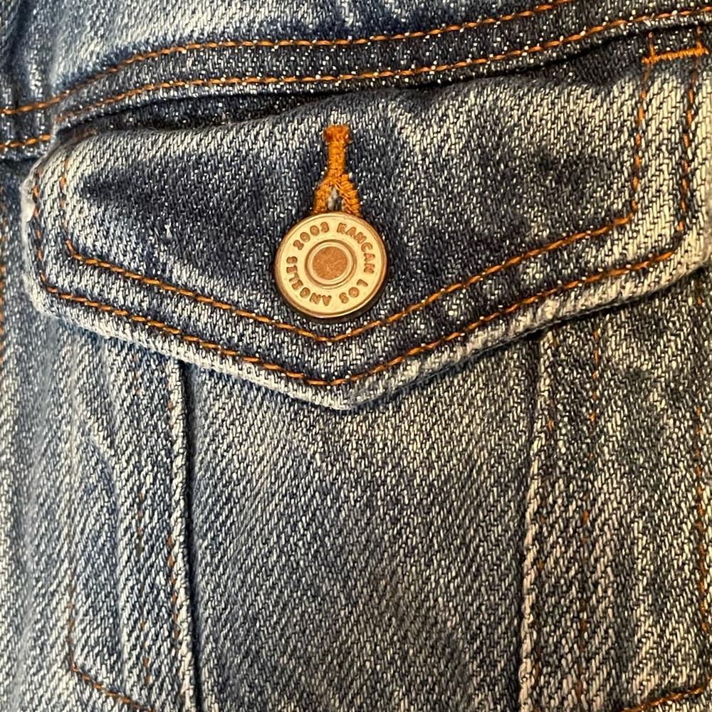 Kancan Los Angeles Distressed Jean Jacket with Frayed Bottom. 100% Cotton. - Picture 4 of 15